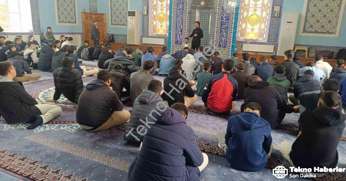 "Salihli'de Gençlere Yönelik Adab-ı Muaşeret Konferansları Düzenlendi" başlıklı haber için fotoreali