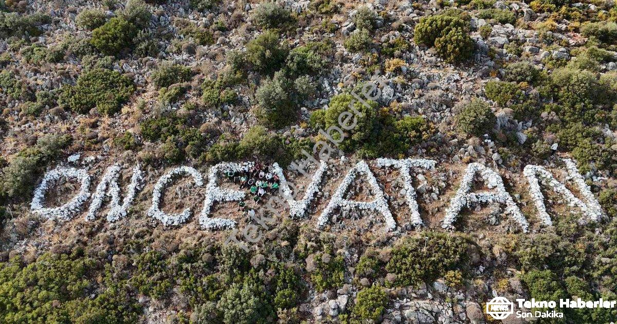 "Datça'da Gençlerden Anlamlı Hareket: 'Önce Vatan' Yazısı Yenilendi" başlıklı haber için fotorealist