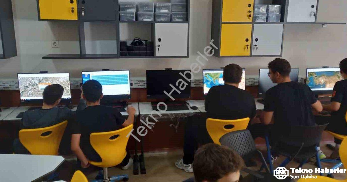 "Söke Anadolu Lisesi'nde Teknoloji Çağı: Yenilikçi Sınıf Açıldı" başlıklı haber için fotorealistik,