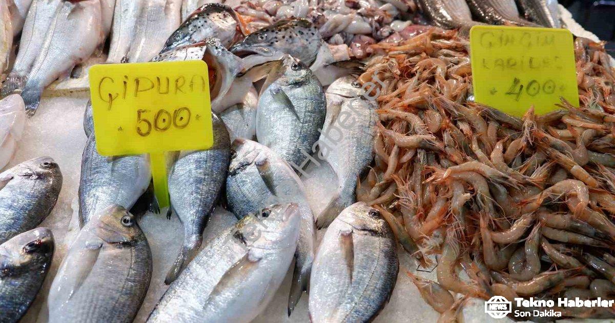 "Foça Balık Hali'nde Kış Bereketi: Sardalya ve Uskumru Mevsimi" başlıklı haber için fotorealistik, p