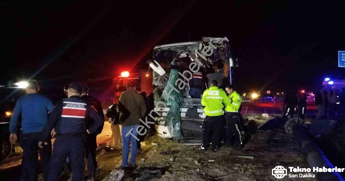 "Denizli'de Korkutan Kaza: Otobüs ve Minibüs Çarpıştı, 10 Yaralı" başlıklı haber için fotorealistik,