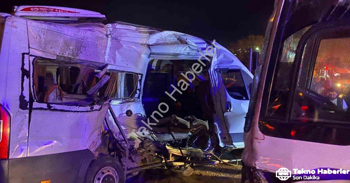 "İzmir Kemalpaşa'da Korkutan Kaza: İki Servis Çarpıştı, 15 Yaralı" başlıklı haber için fotorealistik