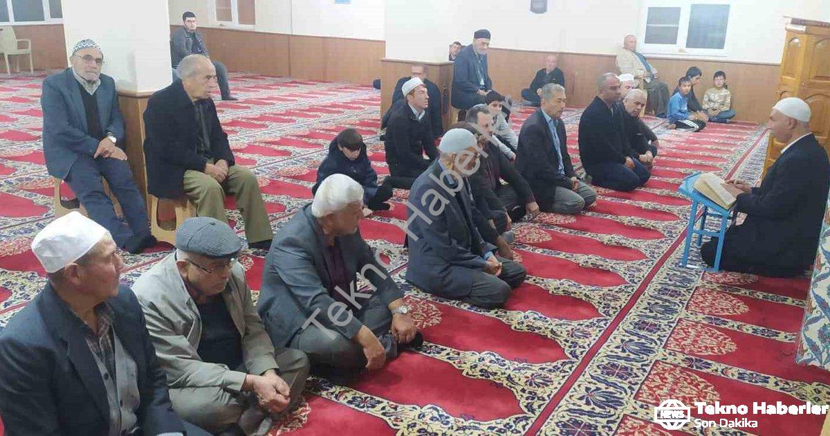 "Mutaflar Camii'nde Sabah Namazı: Cemaat Gönül Birliği Yaptı" başlıklı haber için fotorealistik, pro