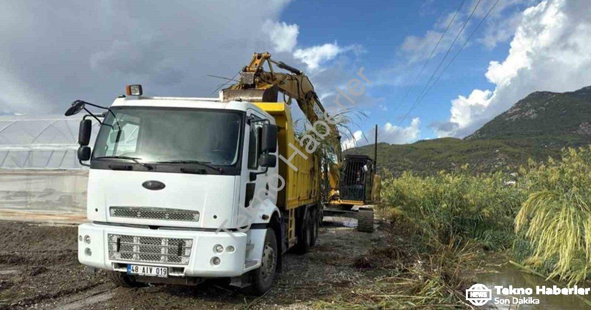 "Muğla'da Sel Alarmı: 77 Kilometrelik Dere Yatağı Temizlendi" başlıklı haber için fotorealistik, pro