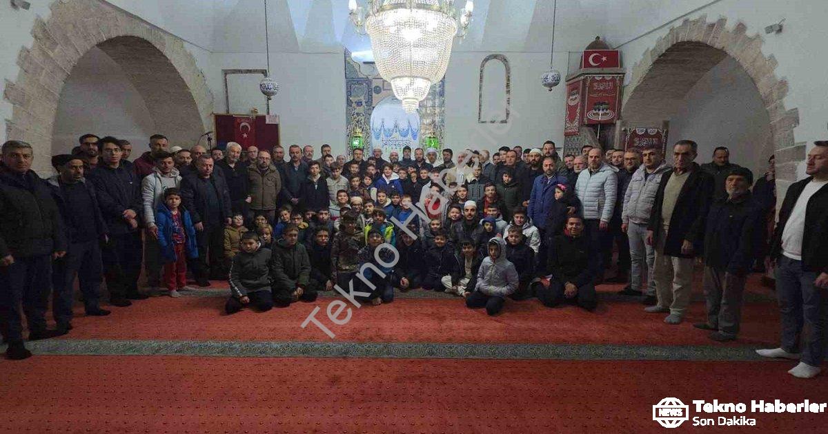 "Kütahya'da Gençlere Mesaj: Bir Elinizde Kuran, Diğerinde Bilgisayar" başlıklı haber için fotorealis