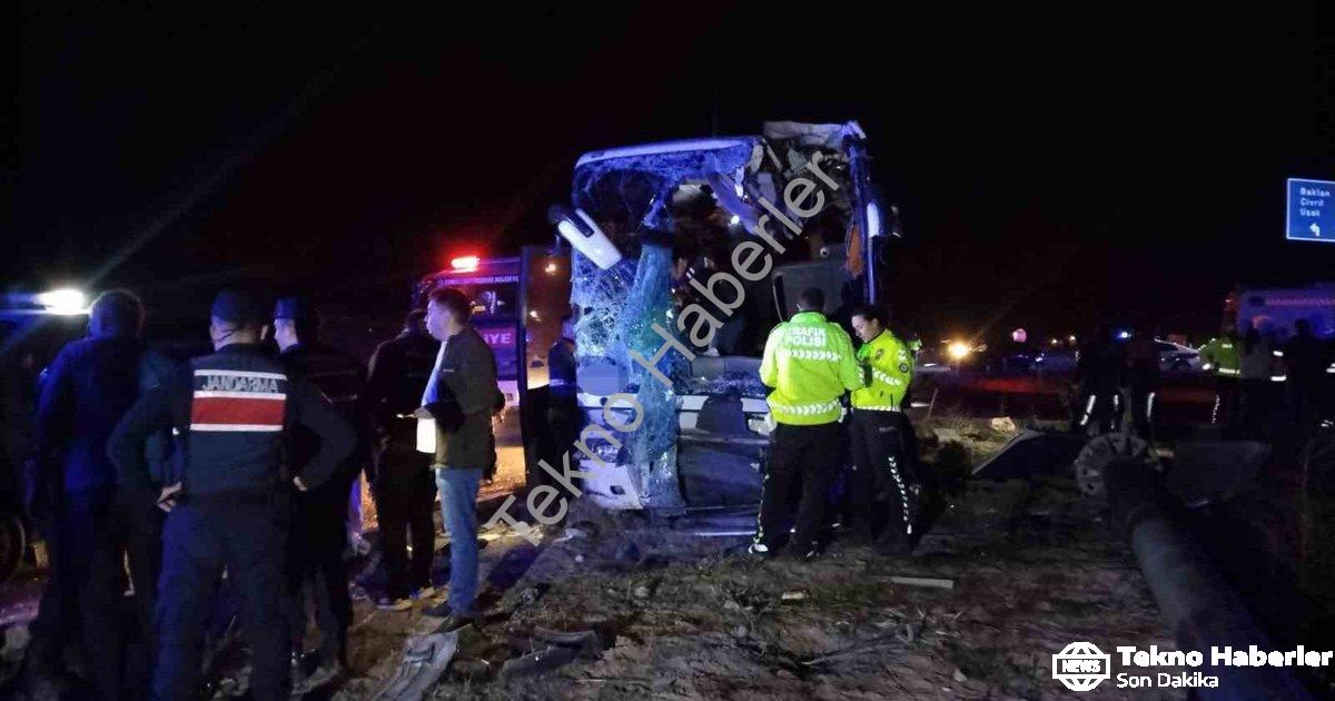 "Denizli'de Feci Kaza: Otobüs ve Minibüs Çarpıştı, 1 Ölü, 13 Yaralı" başlıklı haber için fotorealist