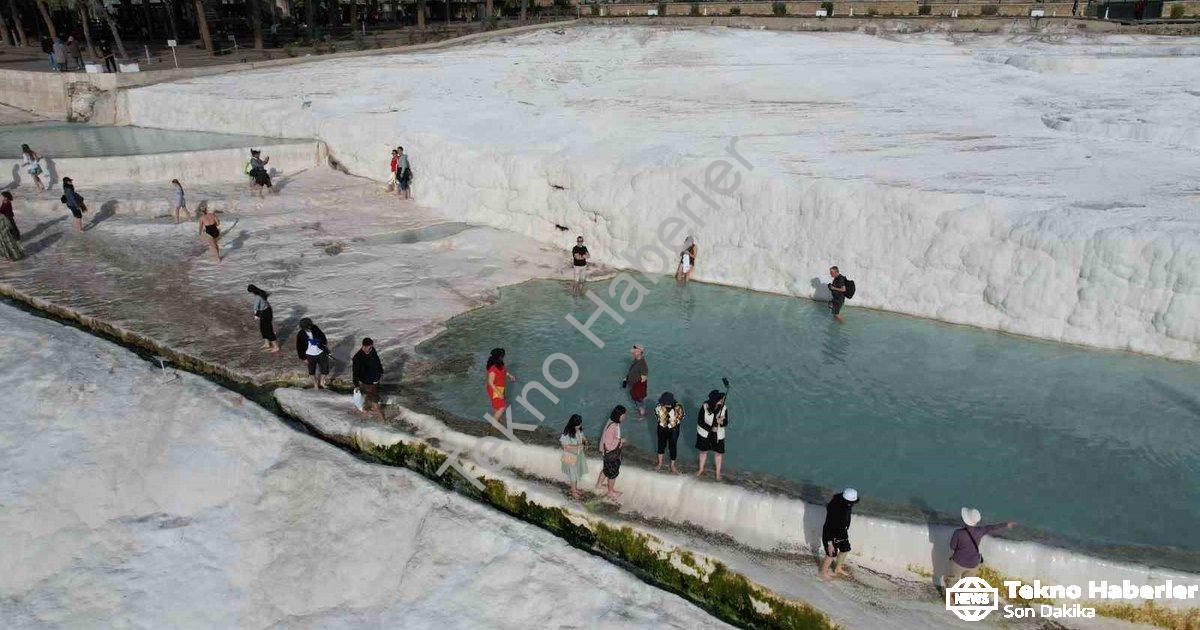 "Pamukkale Asyalı Turistlerin Gözdesi: Beyaz Cennet Büyülüyor" başlıklı haber için fotorealistik, pr