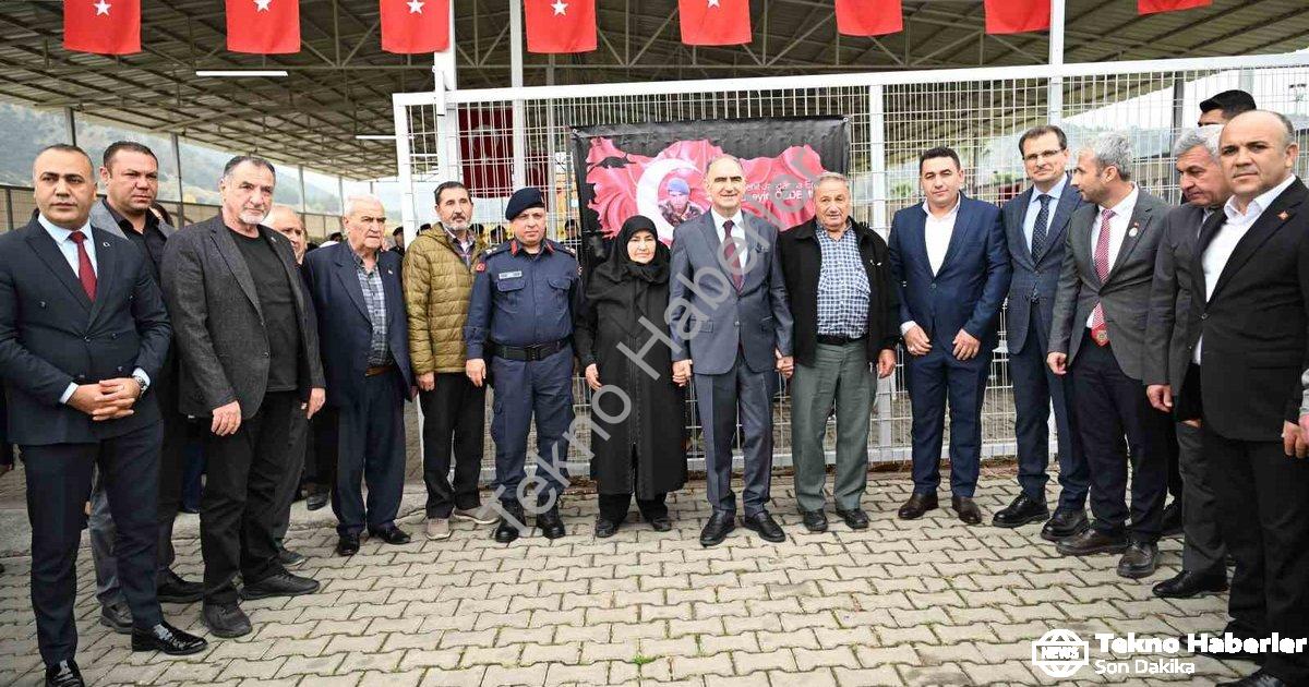 "Vali Özkan'dan Salihli'de Anlamlı Ziyaret: Şehit Aileleri Unutulmadı" başlıklı haber için fotoreali
