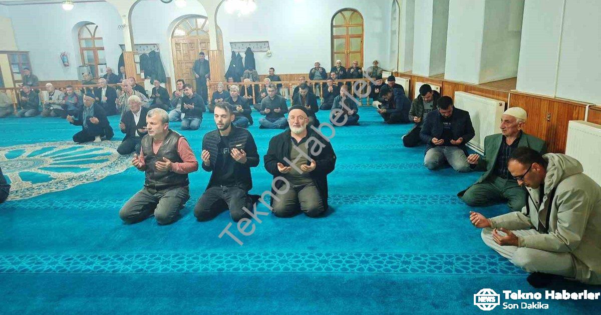 "Hisarcık'ta Eğitim Şehitleri İçin Anlamlı Tören Düzenlendi" başlıklı haber için fotorealistik, prof