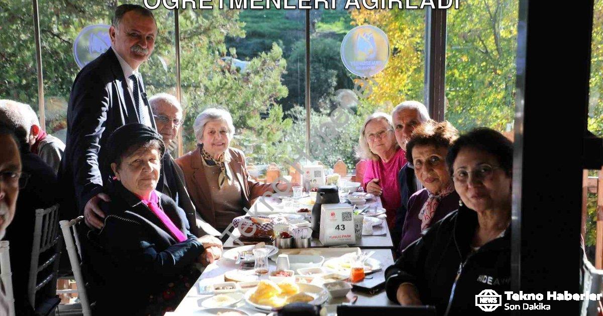 "Belediye Başkanı Balaban, Emekli Öğretmenleri Ağırladı" başlıklı haber için fotorealistik, profesyo