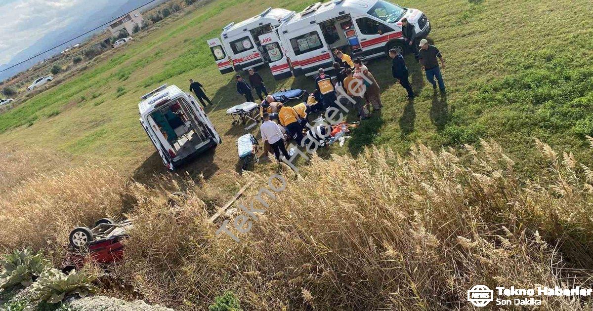 "Manisa'da Otomobil Boş Tarlaya Uçtu: 5 Yaralı" başlıklı haber için fotorealistik, profesyonel bir h
