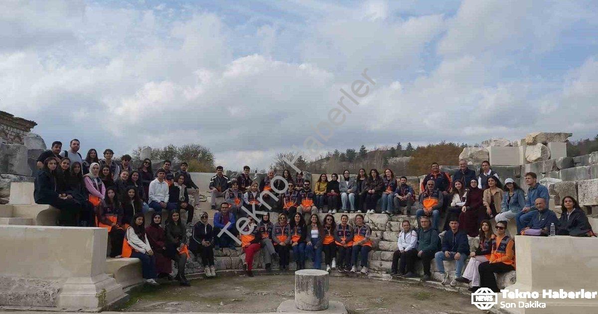 "AFAD gönüllüleri Stratonikeia’da tarihle nefes aldı" başlıklı haber için fotorealistik, profesyonel