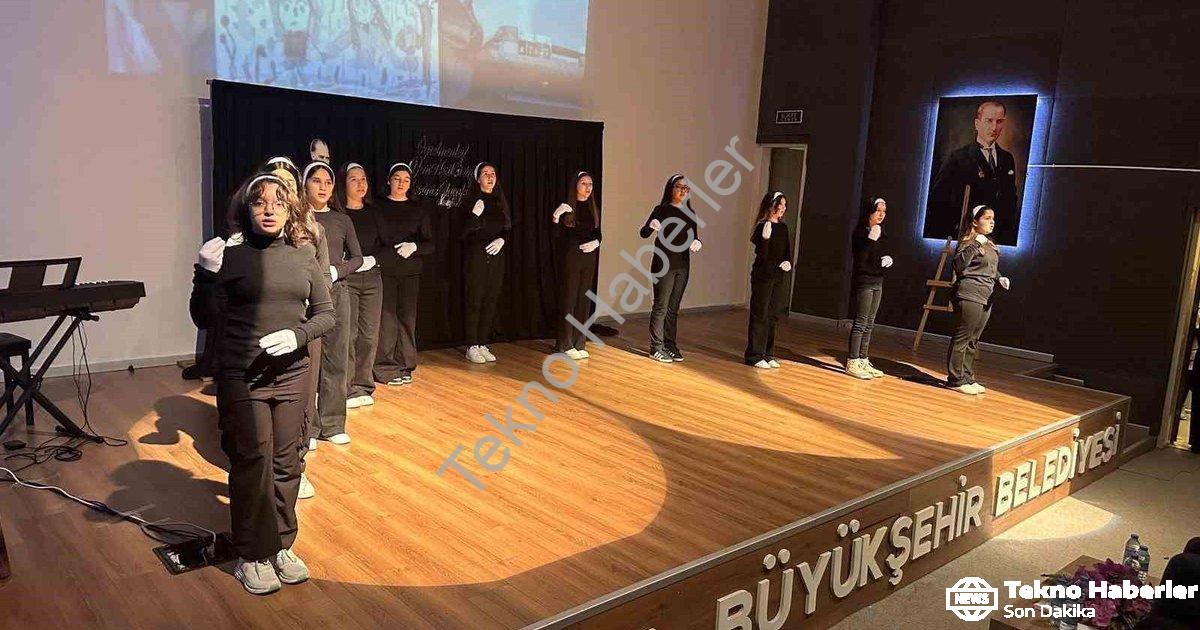 "Sarıgöl’de 24 Kasım Öğretmenler Günü Coşkusu" başlıklı haber için fotorealistik, profesyonel bir ha