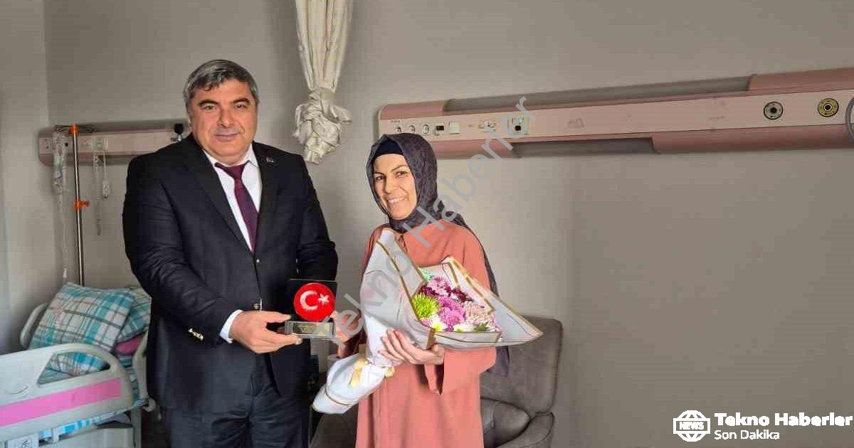 "Öğretmenler Günü’nü hastanede geçiren öğretmene duygulandıran ziyaret" başlıklı haber için fotoreal