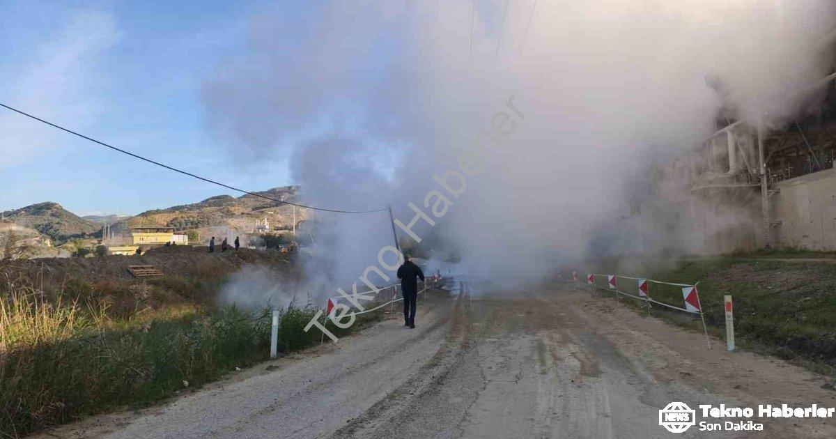"Aydın Germencik'te Jeotermal Boru Hattı Patladı: Yol Trafiğe Kapandı" başlıklı haber için fotoreali