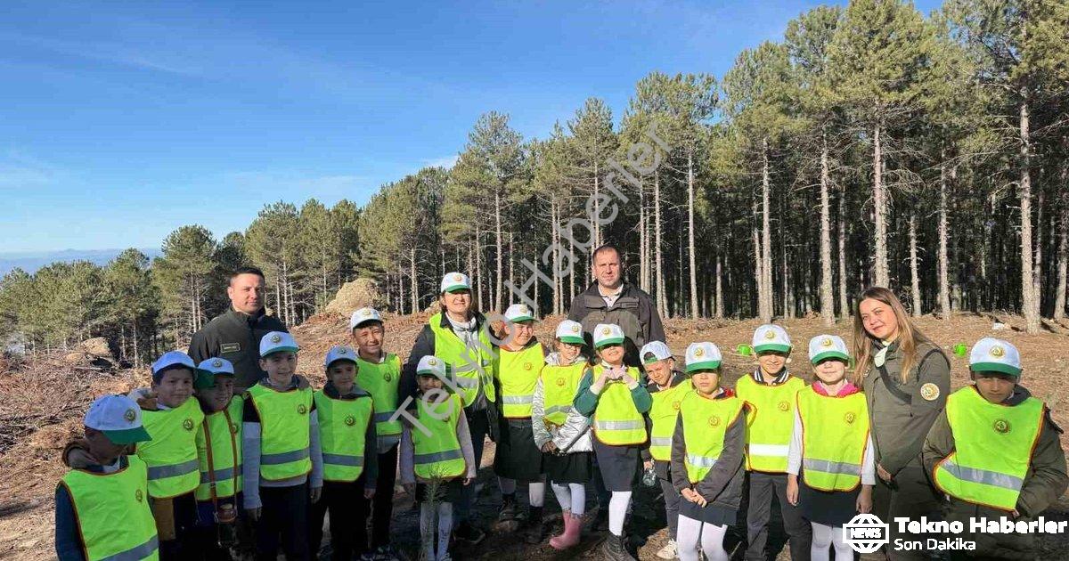 "Çine'de Minik Ellerden Geleceğe Nefes: Öğrenciler Fidan Dikti" başlıklı haber için fotorealistik, p