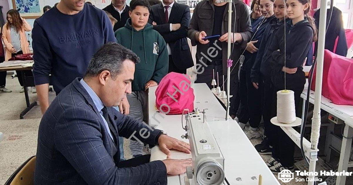 "Sarıgöl Kaymakamı Halil Dalak Öğrencilerle Atölyede: Hem Dikti Hem Üretti" başlıklı haber için foto