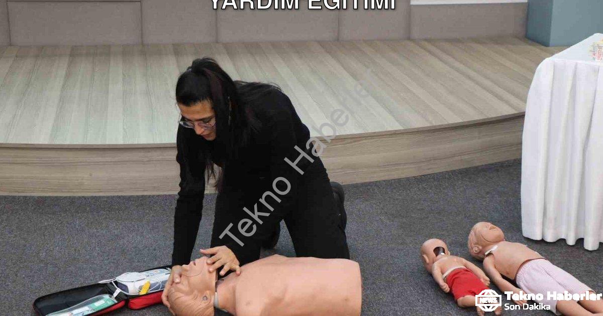 "AYTO Üyelerine Yönelik Hayat Kurtaran İlk Yardım Eğitimi" başlıklı haber için fotorealistik, profes